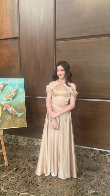 8 Potret Mikhaela Lee, Anak Dari Nafa Urbach, Menghadiri Gala Premier Film Terbaru Sang Bunda dan Terlihat Sangat Cantik.