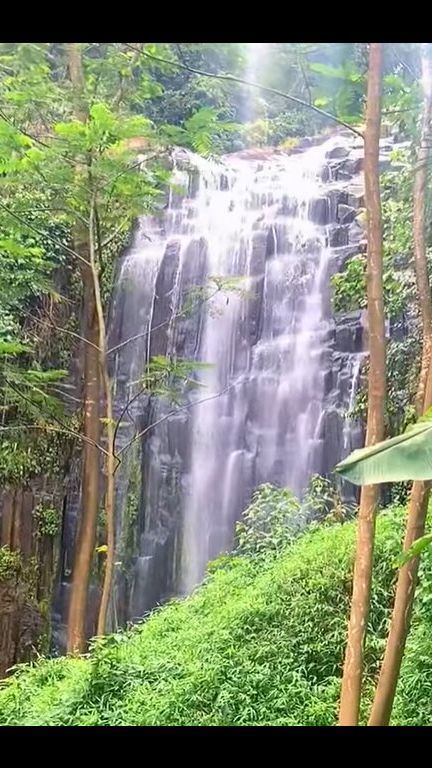 Indahnya Curug Batu Nyusun di Garut, Perpaduan Air Terjun Jernih dengan Bebatuan yang Tersusun Rapi