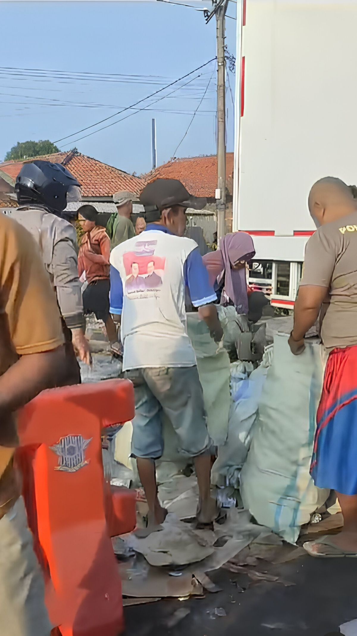 Viral Warga Jarah Truk Pengangkut Susu Kaleng yang Kecelakaan, Sampai Bawa Karung