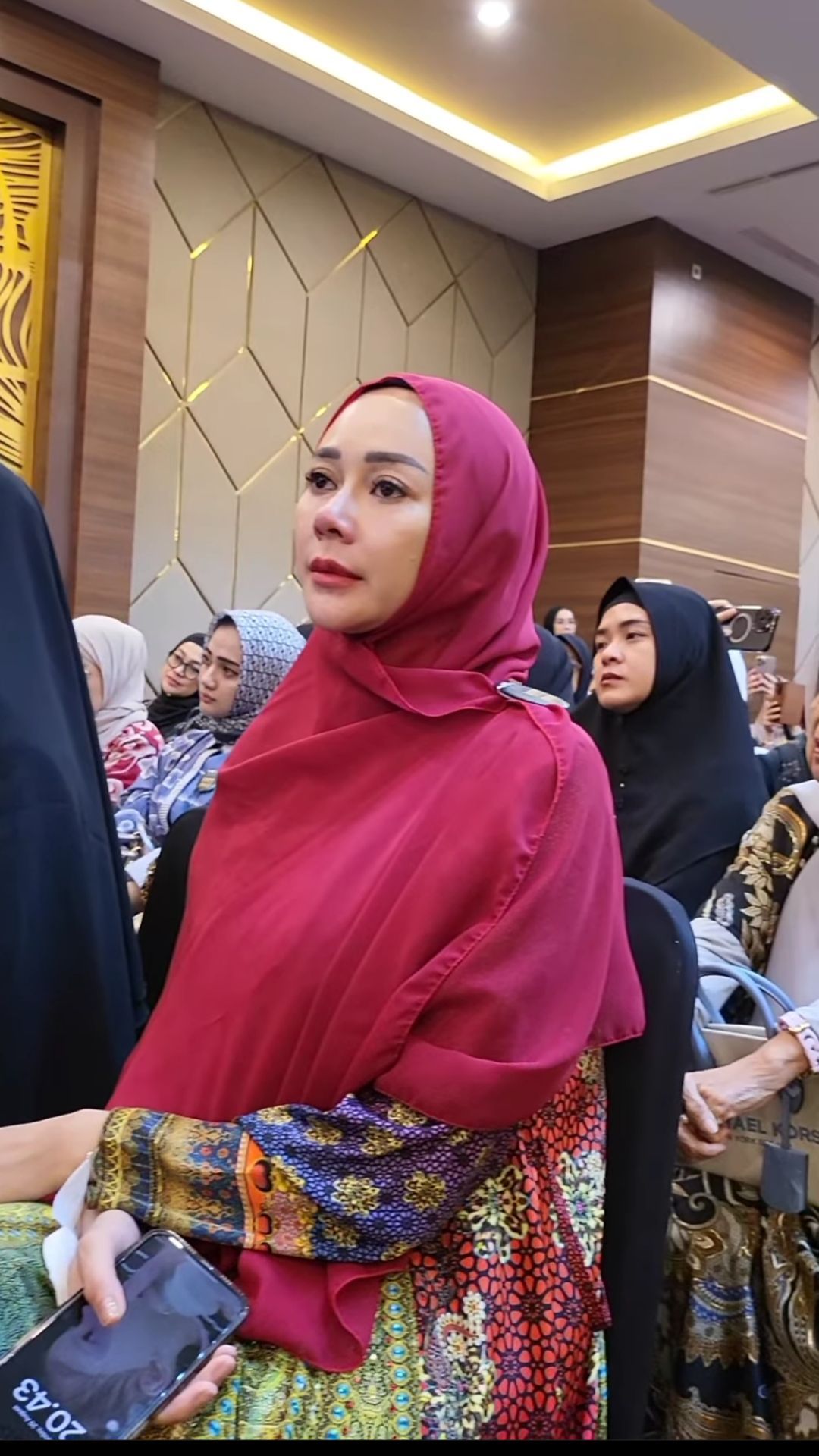 Umi Pipik Ajak para Artis Dengarkan Tausiah Habib Umar, Aura Kasih Menangis Tak Berhenti