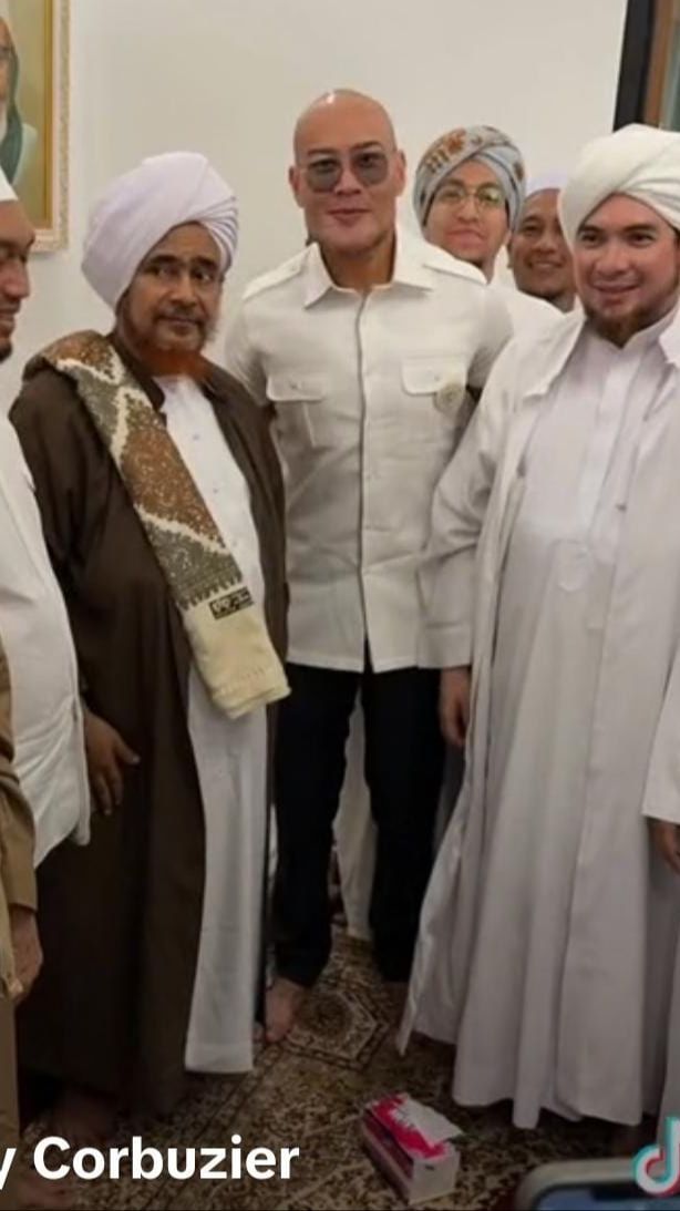 Deddy Corbuzier Cium Tangan dan Foto Bareng Habib Umar, Bikin Netizen Menangis Iri