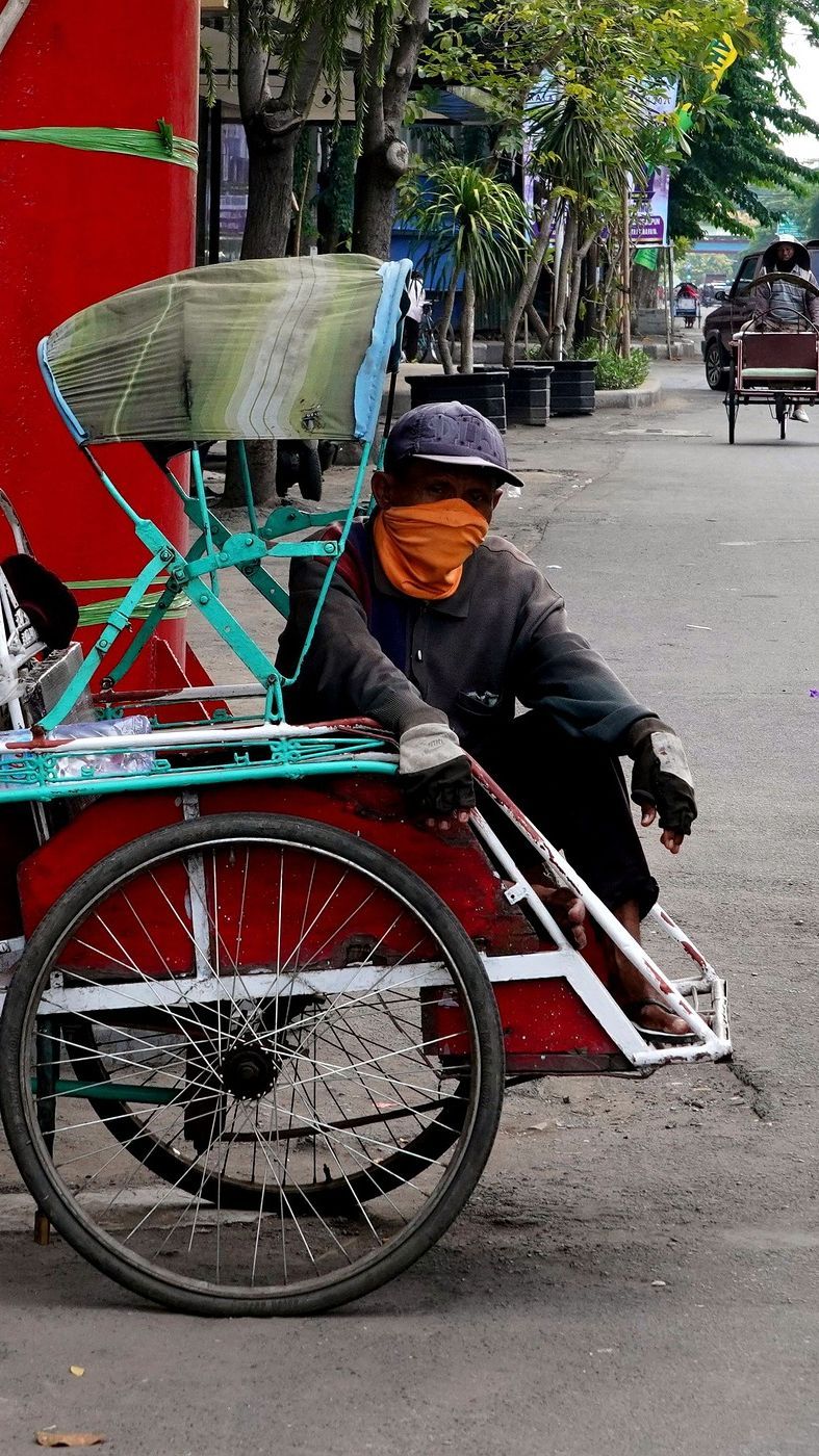 Viral Momen Wanita Tak Dikenal Beri Amplop ke Tukang Becak di Solo, Ternyata Ini Isinya