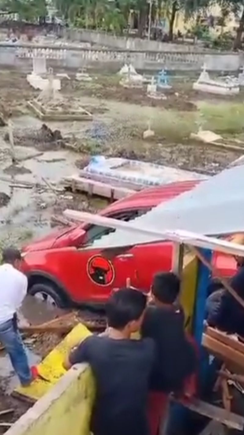 Mobil PDIP Nyungsep Masuk Kuburan Usai dari Kantor Pajak