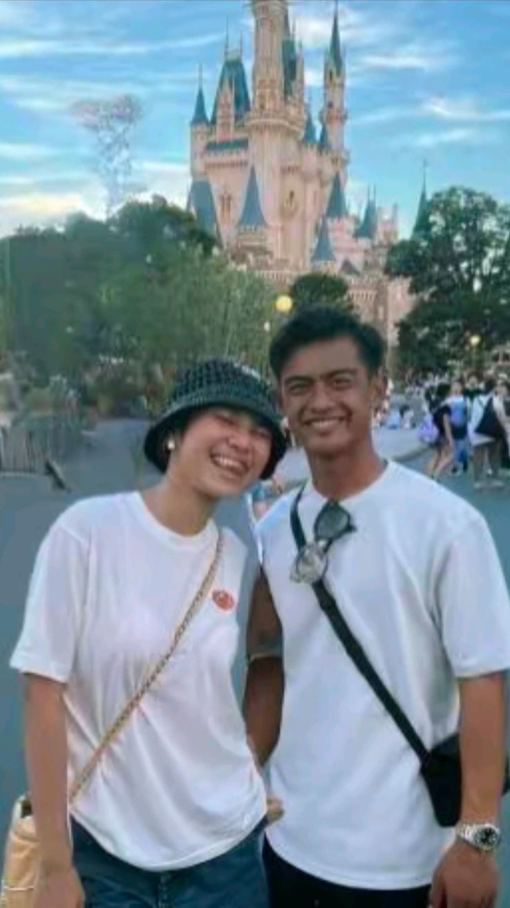 Resmi Jadi Pasangan Suami Istri, Berikut Beberapa Potret Keseruan Azizah Salsha dan Pratama Arhan di Disneyland