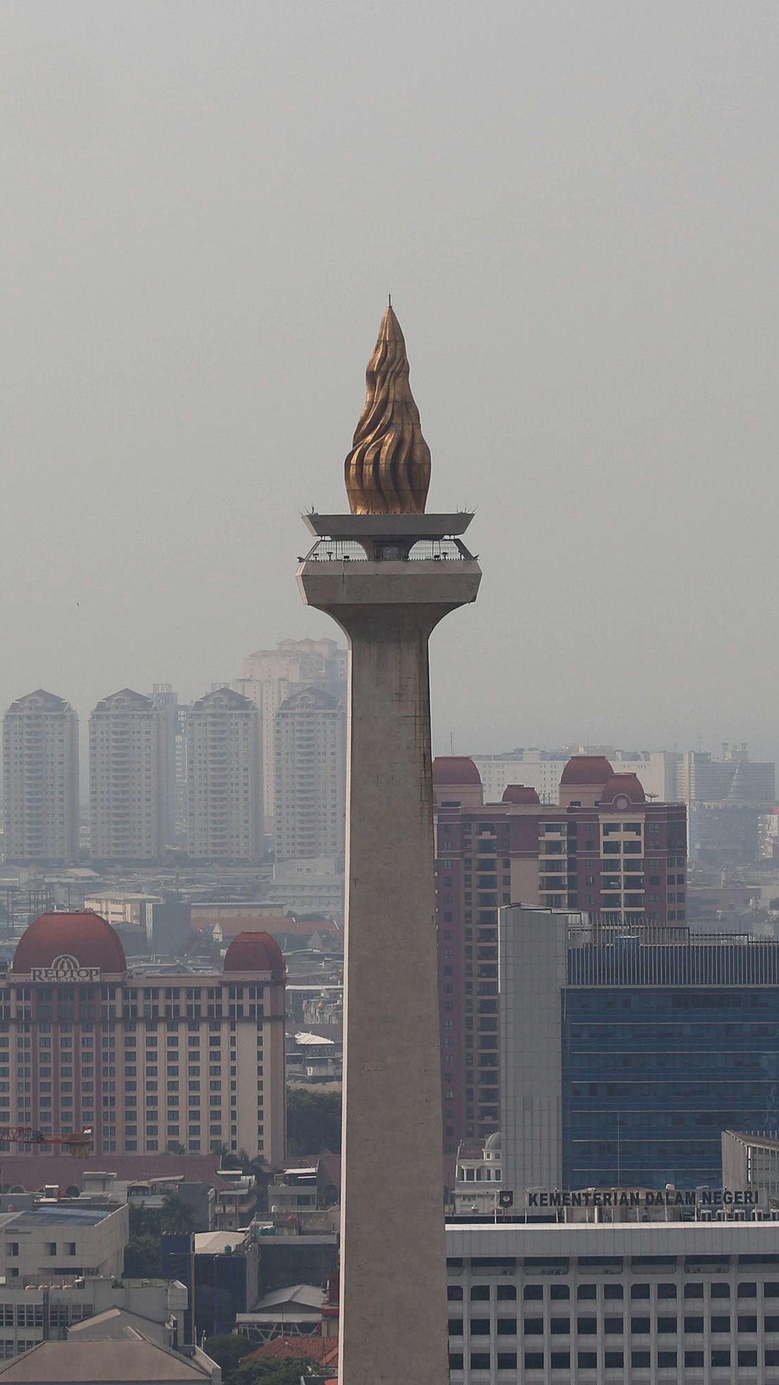 FOTO: Tak Ada Awan, Hujan Buatan untuk Tekan Polusi Udara di Jakarta Belum Bisa Dilakukan