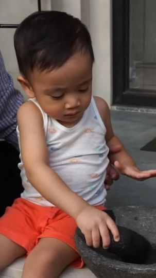 Gaya Si Bungsu Rayyanza Pakai Singlet Lesehan di Depan Rumah Sambil Ngerujak, Gemesin Abis!