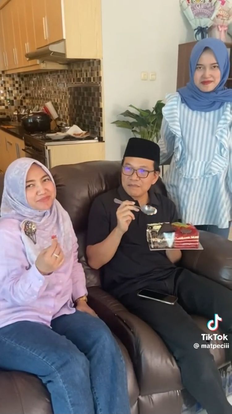 Akur, Ini Momen Istri Kedua Rayakan Anniversary ke-17 Suami dan Istri Pertama