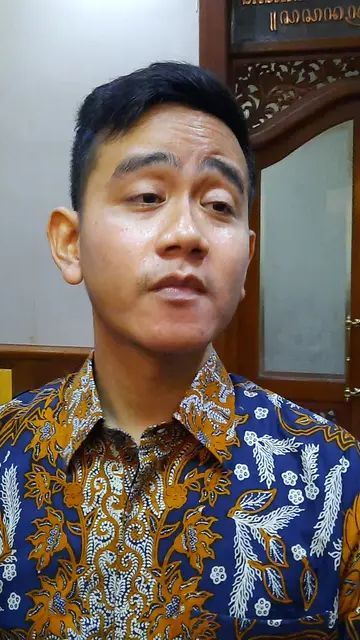 Momen Gibran Mau Dipakaikan Jaket PSI, Langsung Menolak