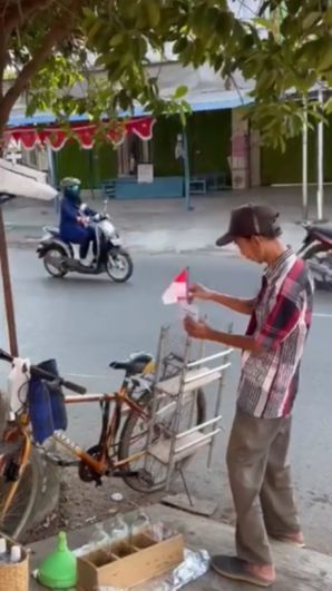 Tak Punya Modal untuk Buka Kedai, Pria Ini Jualan Bensin Keliling dengan Sepeda