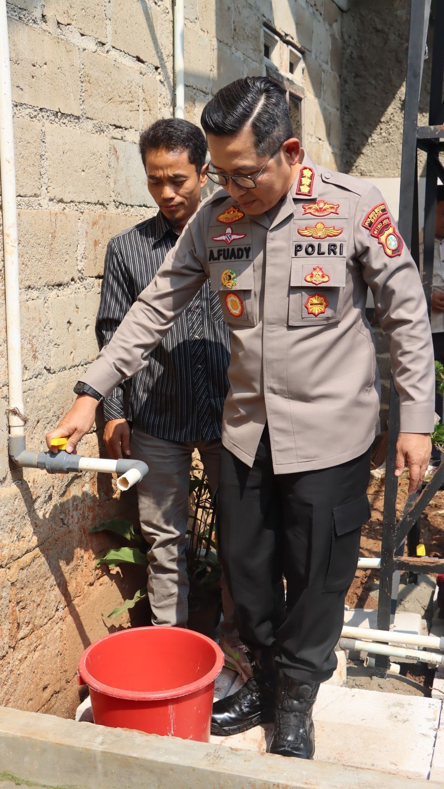 Saat Polisi Pangkat Kombes Datangi Desa Kekeringan Dampak Kemarau, Langsung Ngebor Sumur