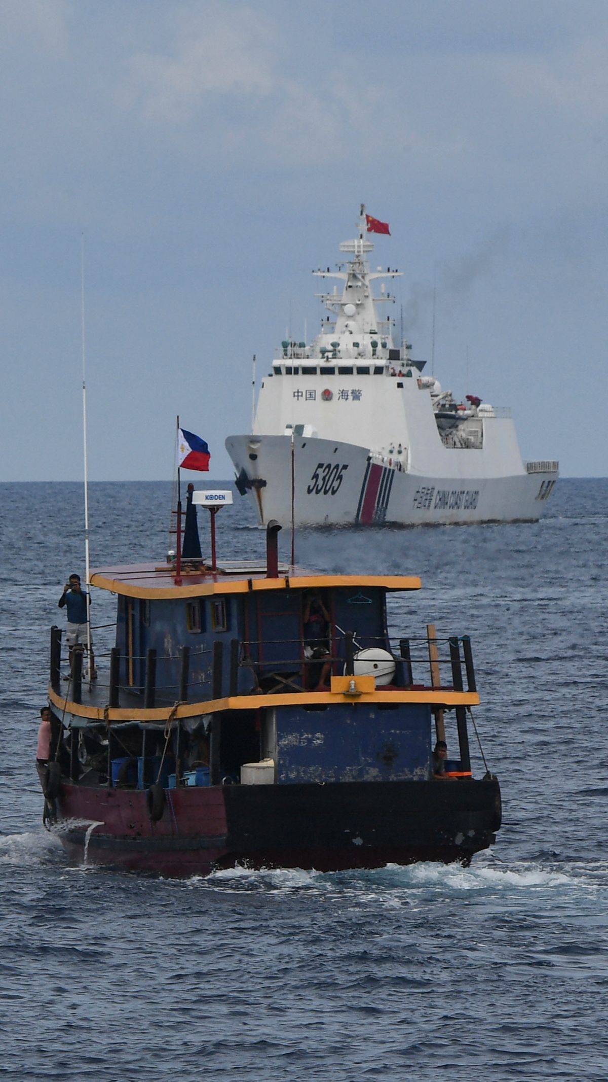 FOTO: Laut China Selatan Memanas, Kapal Penjaga Pantai China Cegat Kapal Sewaan Militer Filipina, AS-Jepang-Australia Mau Kirim Kapal Perang