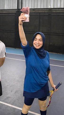 Potret Mama Rieta Ikut Pertandingan Tenis 'Andara Cup', Dapat Hadiah Uang Segepok