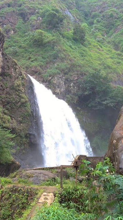 Pesona Curug Nyogong di Garut, Masih Asri dengan Air Terjun yang Mengalir di Batu-batu Besar