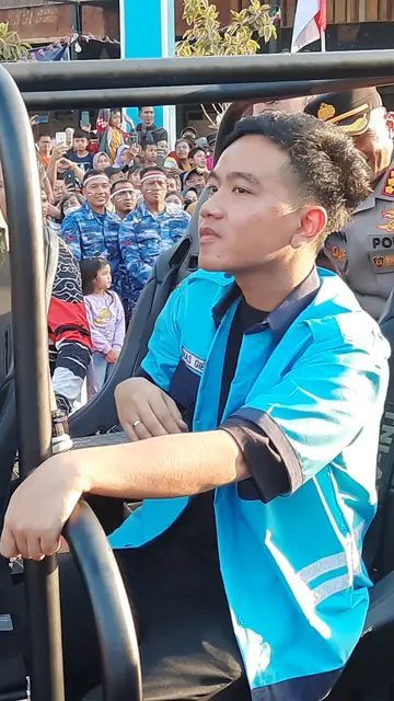 VIDEO: Gibran Rakabuming Jawab Teka-Teki di Balik Baju 'Petugas Parkir' Dipakainya