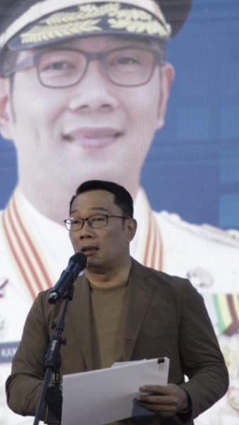 VIDEO: Ketahuan Lagi Keusilan Pak Bas Ikut-ikutan Peluk, Ridwan Kamil 