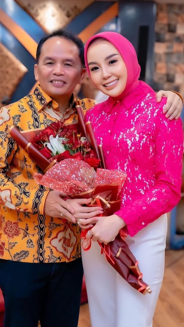 Merayakan Ulang Tahun ke-24, Thisia Halijam, Istri Agustiar Sabran Mantan Suami Ussy Sulistiawaty, Mendapat Kejutan Tengah Malam