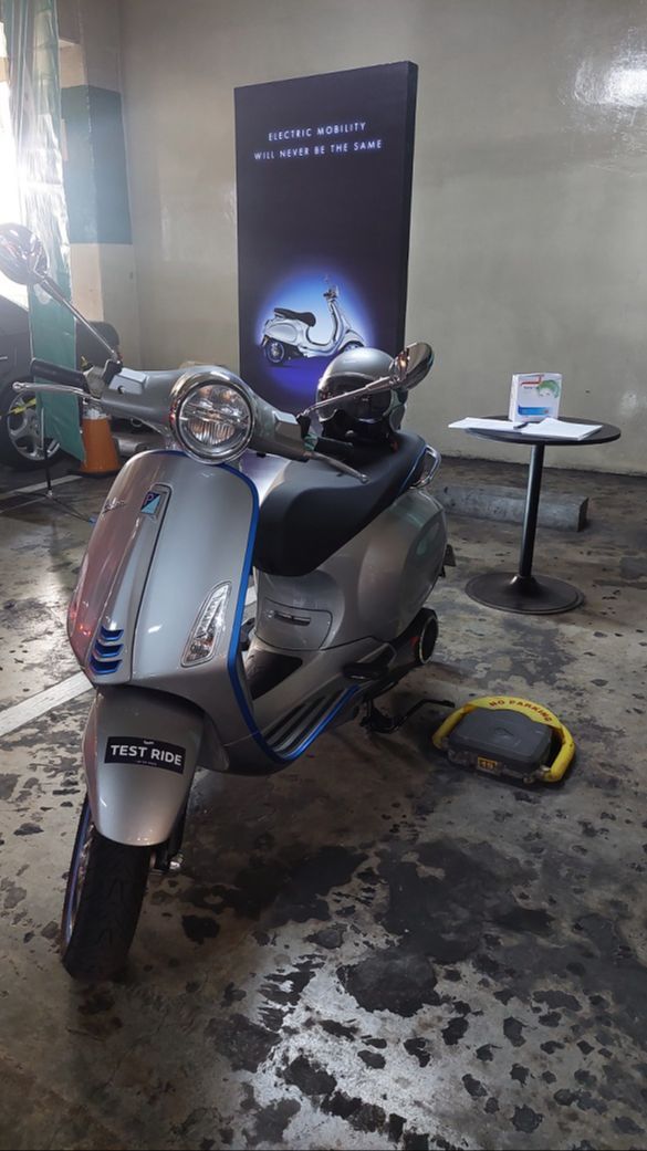 Begini Rasanya Mengendarai Vespa Listrik Seharga Mobil Keluarga