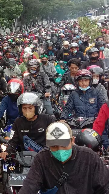 Demi Hindari Macet, Pengendara Motor Ini Nekat Lewati Kolong Truk Kontainer