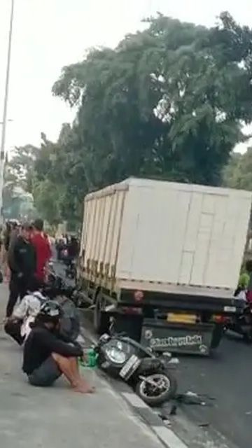 Dijaga Polisi, Pemotor Lawan Arah di TKP Kecelakaan Lenteng Agung Berkurang