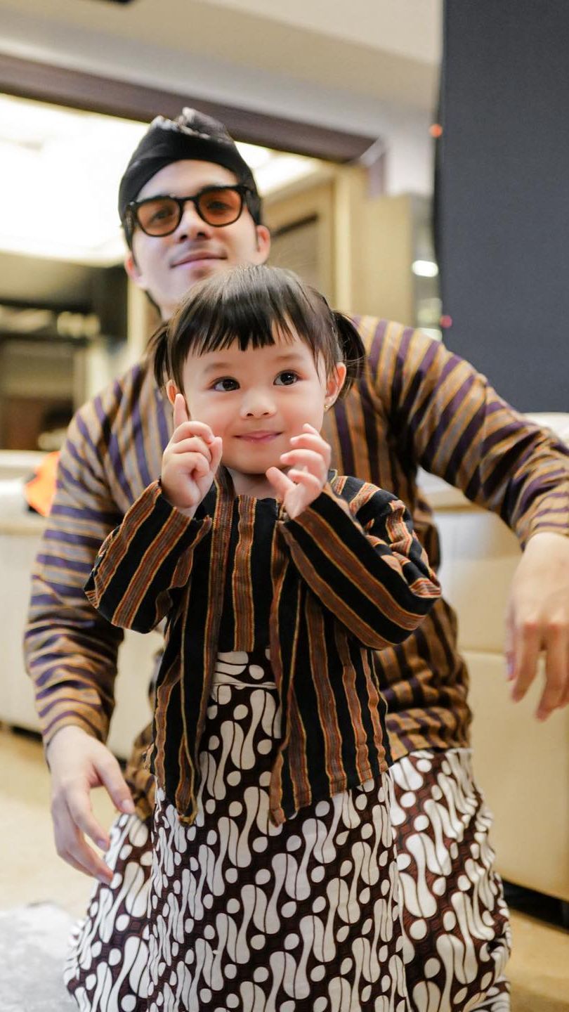 7 Potret Lucu Ameena Anak Atta Halilintar dan Aurel Kenakan Pakaian Adat Jawa, Super Gemas!