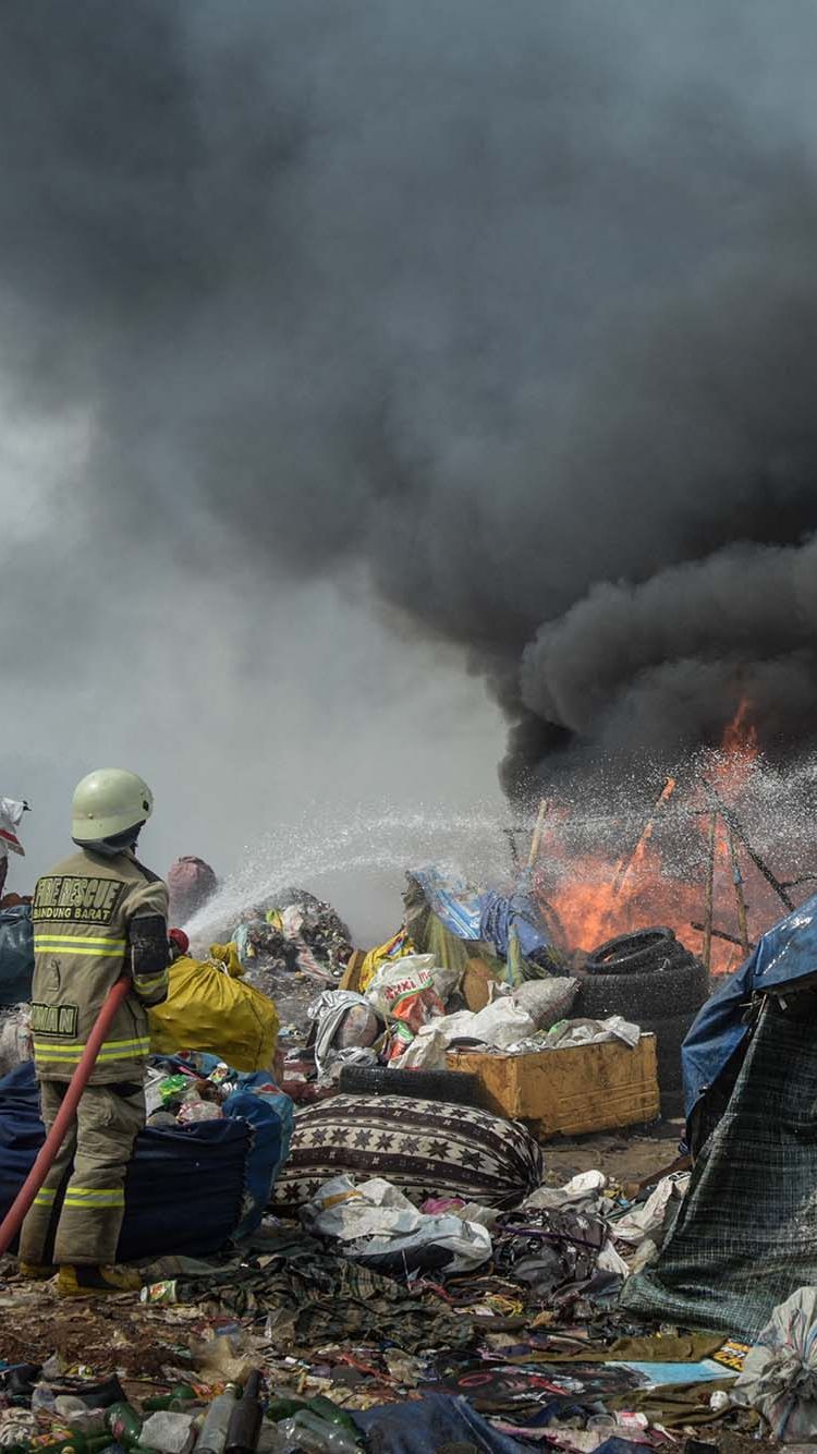 FOTO: Darurat! Begini Penampakan Gunung Sampah di TPA Sarimukti Bandung yang Terbakar Berhari-hari