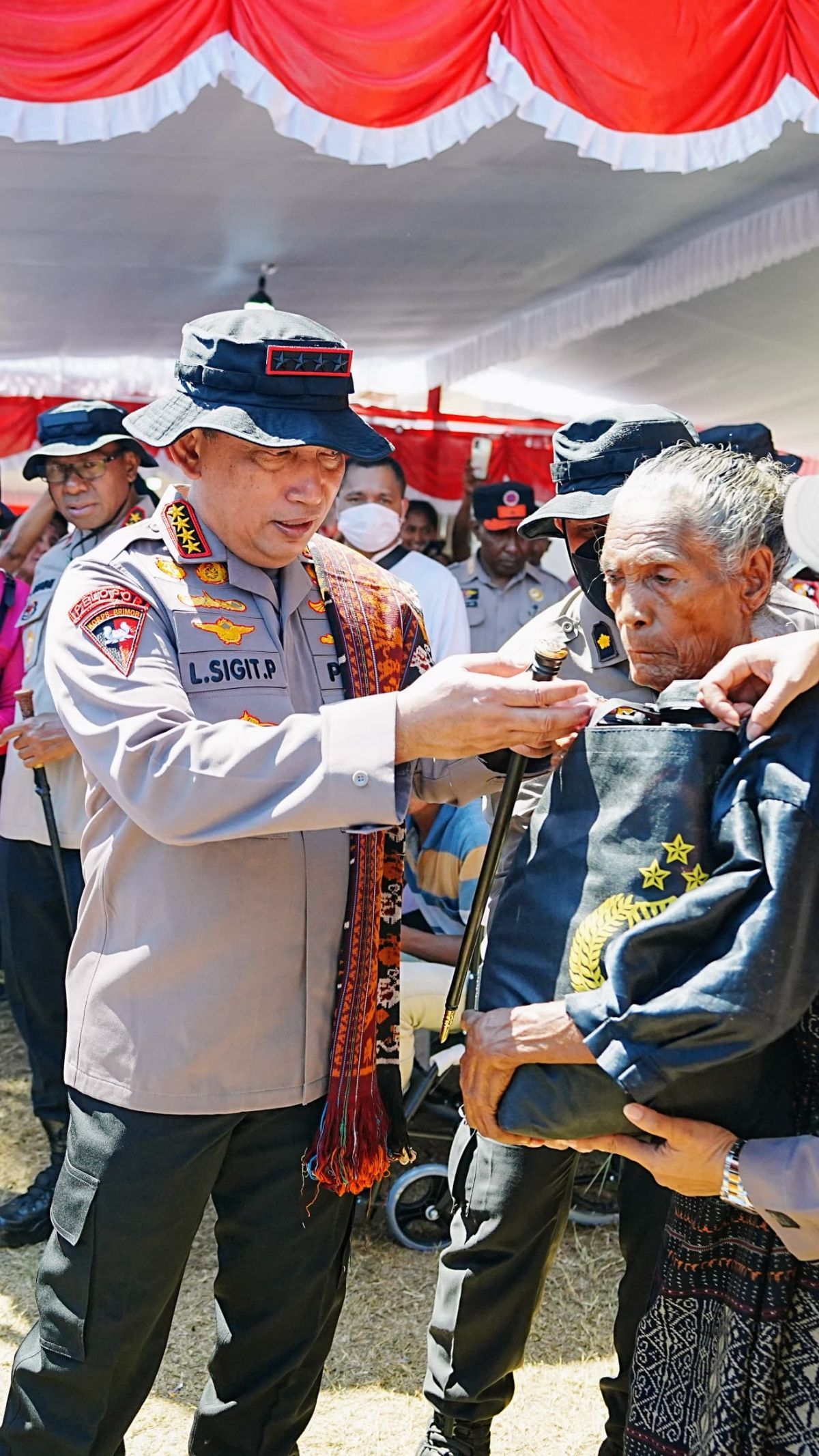 Potret Jenderal Sigit Cek Pelayanan Kesehatan Warga Palue NTT, Perintahkan Kapolda Siap Bantu