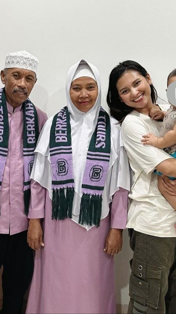 Indah Permatasari Bersyukur Bisa Berangkatkan Mertua Umrah, Netizen 'Salut Sih Indah Bijak Banget'