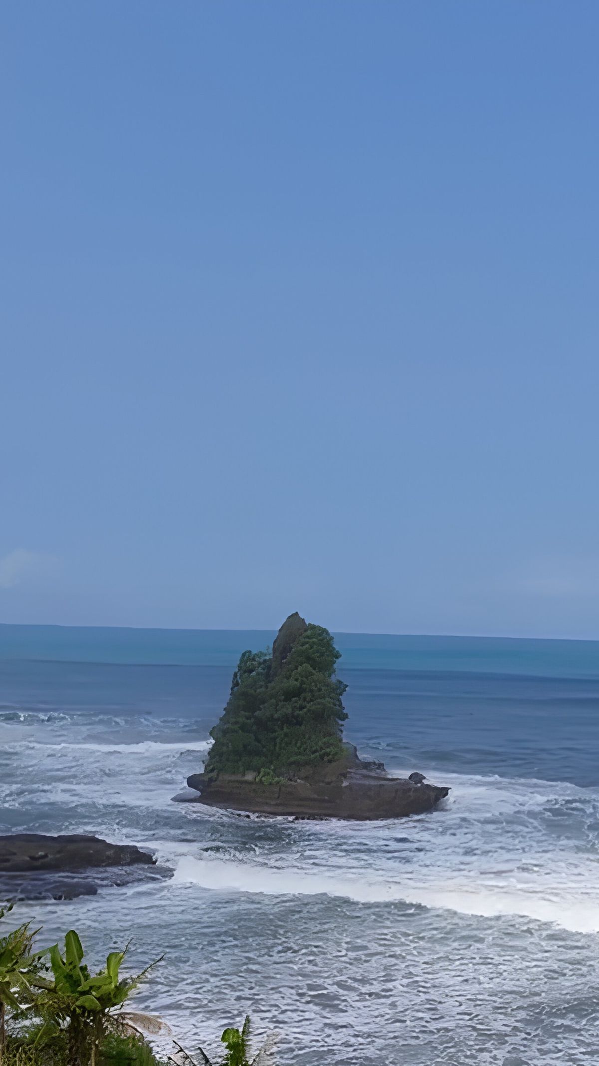 Disebut Tanah Lotnya Sukabumi, Begini Potret Eloknya Pantai Karang Gantungan