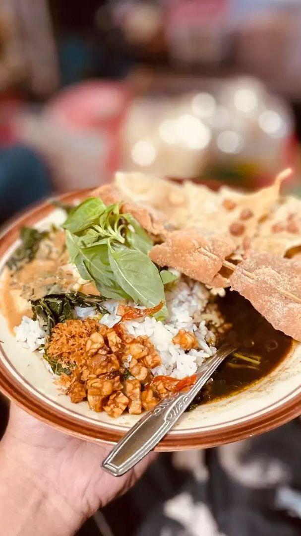 Cita Rasa Unik Pecel Rawon, Diklaim Kuliner Khas Dua Daerah di Jawa Timur