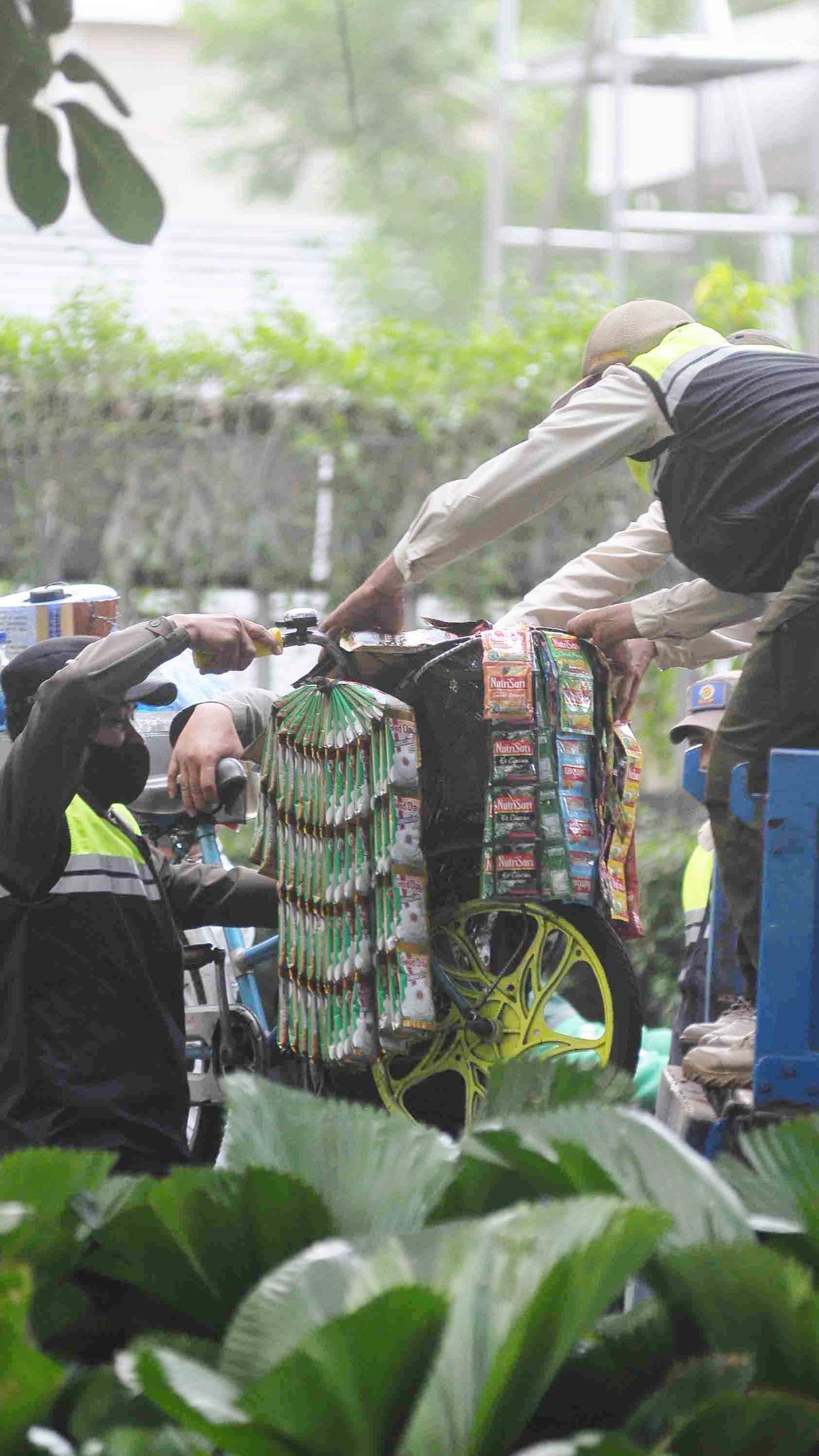 FOTO: Dianggap Mengganggu, Pedagang Kopi Starling Diangkut Satpol PP Jelang KTT ASEAN