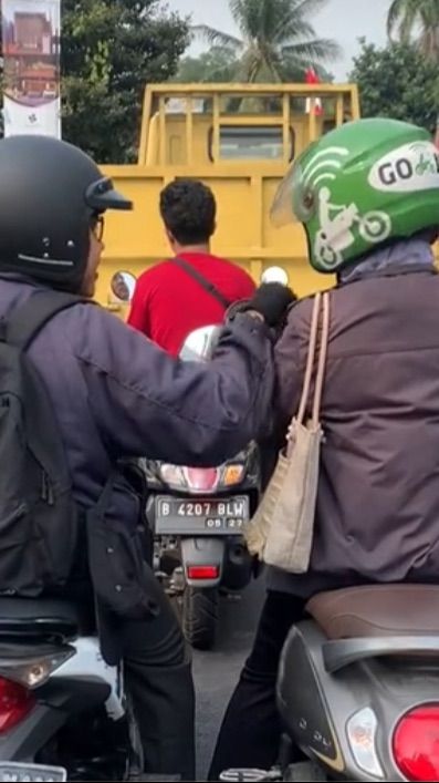 Terjebak Macet, Aksi Pasutri Pamitan di Jalan Ini Bikin Iri Pengendara Lain