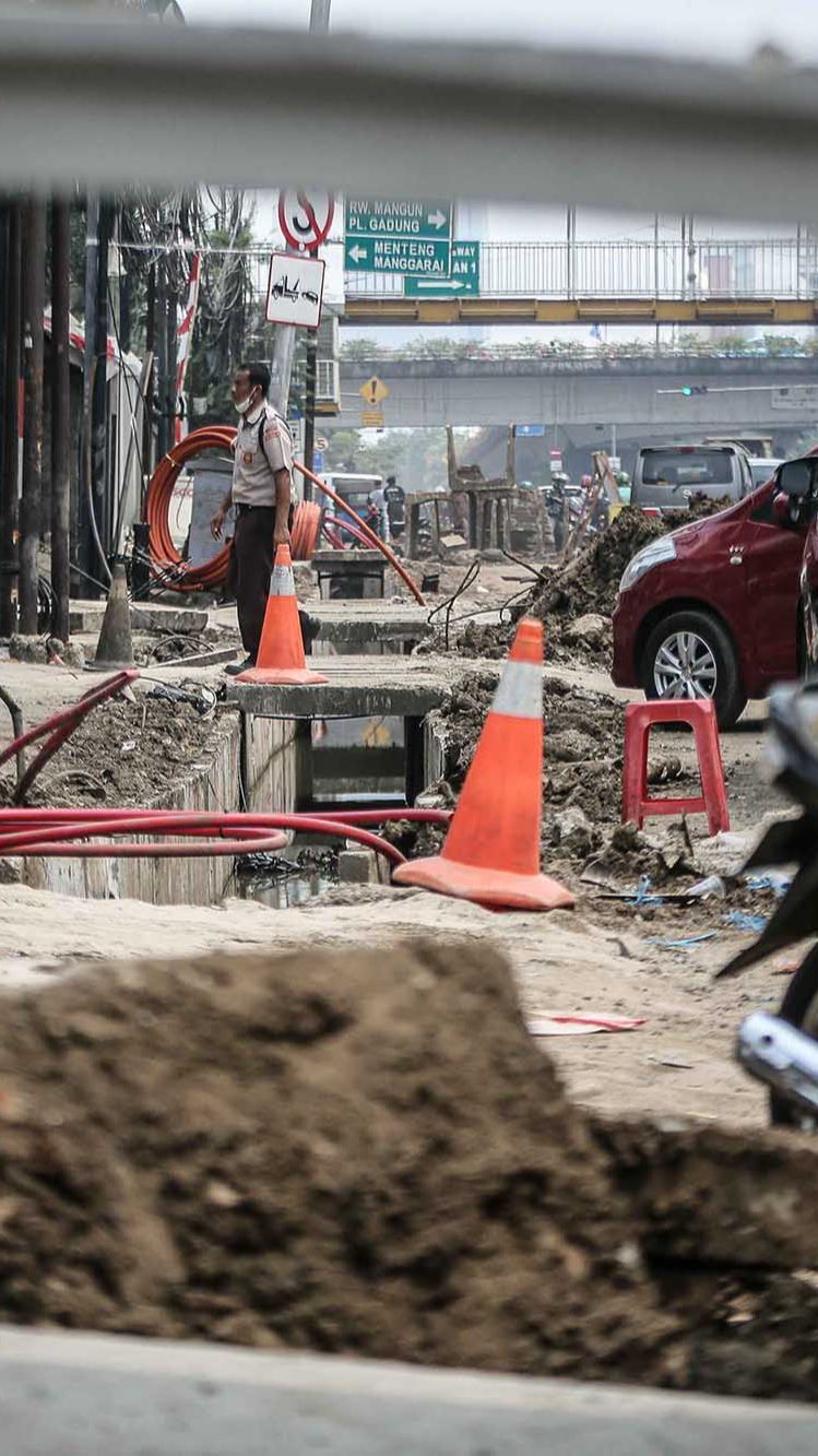 FOTO: Dukung Akses Pejalan Kaki, Trotoar Sepanjang 2,8 Km Dibangun di Matraman