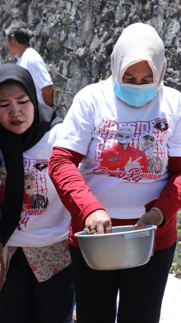 Serunya Relawan Ganjar Bikin Roti Mantao Khas Pare Pare