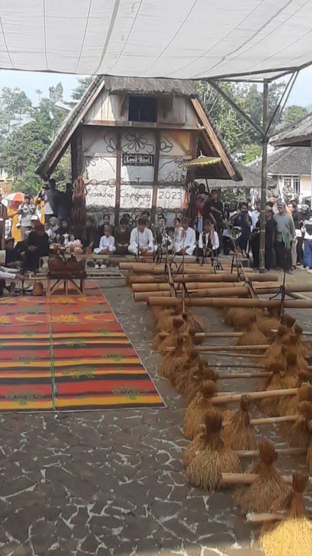 Meriahnya Tradisi Seren Taun Kasepuhan Cisungsang, PJ Gubernur Ungkap Sensasi Bawa Padi ke Lumbung