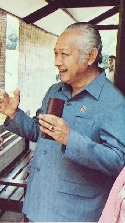 Momen Presiden Soeharto Tertawa Terpingkal-pingkal saat Dialog dengan Rakyat, di Sampingnya Ada Wapres Jenderal TNI Bintang 4