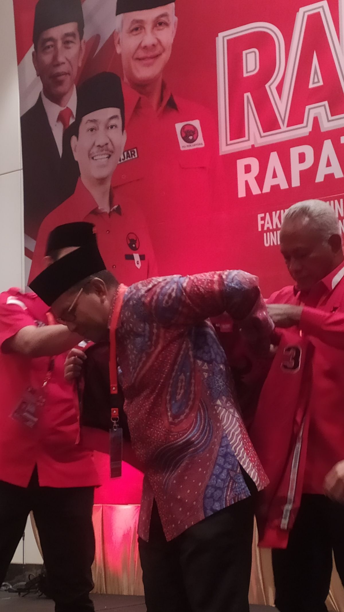 Momen Danny Pomanto 'Dipeluk' Jaket PDIP usai Keluar dari NasDem