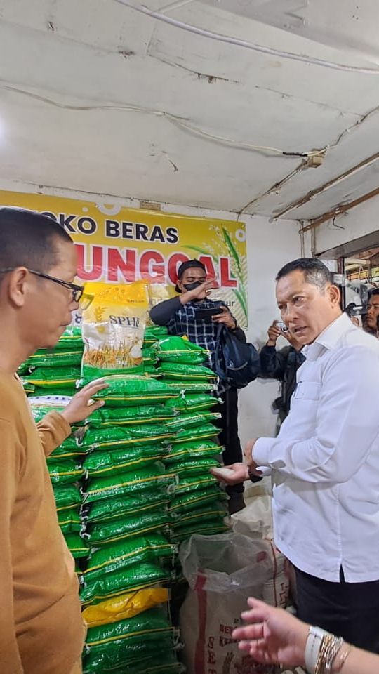 Bos Bulog 'Gerebek Pasar' Pasar Perumnas Klender, Cek Stok Beras!