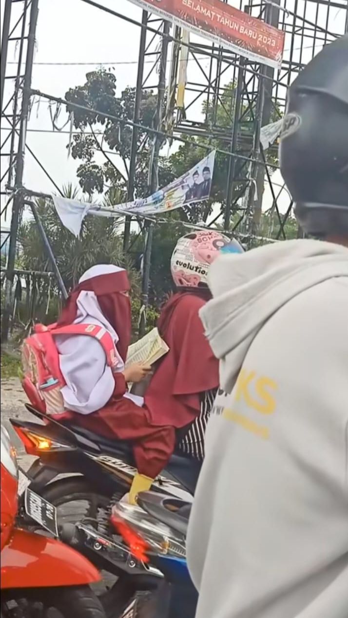 Viral Siswa SD Baca Al-Qur’an di Atas Motor saat Terjebak Lampu Merah, Bikin Warganet Kagum