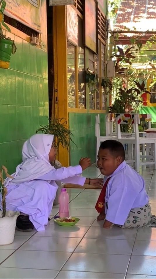 Bikin Haru, Aksi Siswa SD Suapi Temannya yang Difabel Ini Curi Perhatian