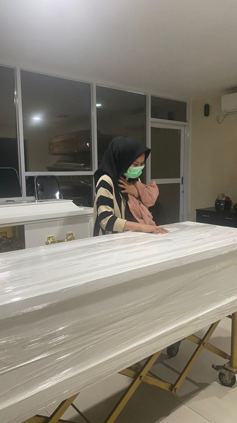 Tangis Pecah di Hadapan Peti Jenazah, Calon Istri Imam Masykur Korban Pembunuhan Paspampres: Negara ini Sungguh Kejam Untukmu Sayang