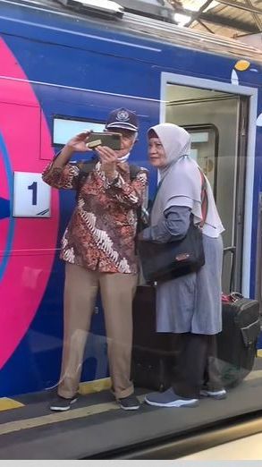 Viral Momen Manis Pasangan Lansia Berfoto Bersama Sebelum Naik Kereta, Bikin Iri Warganet