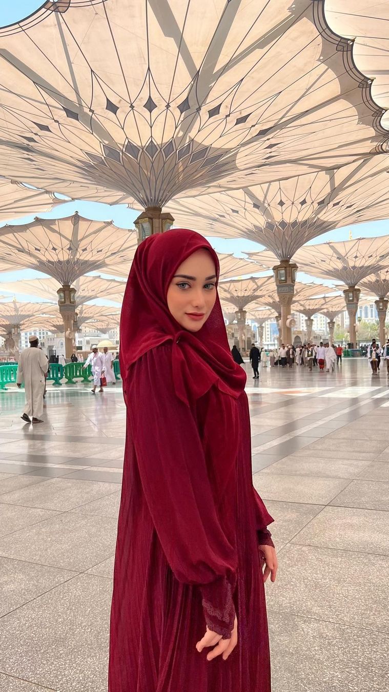 'Bidadari Menjelma Manusia', Potret Christina Laws Istri Perwira Polisi Pose di Madinah Cantiknya Kebangetan