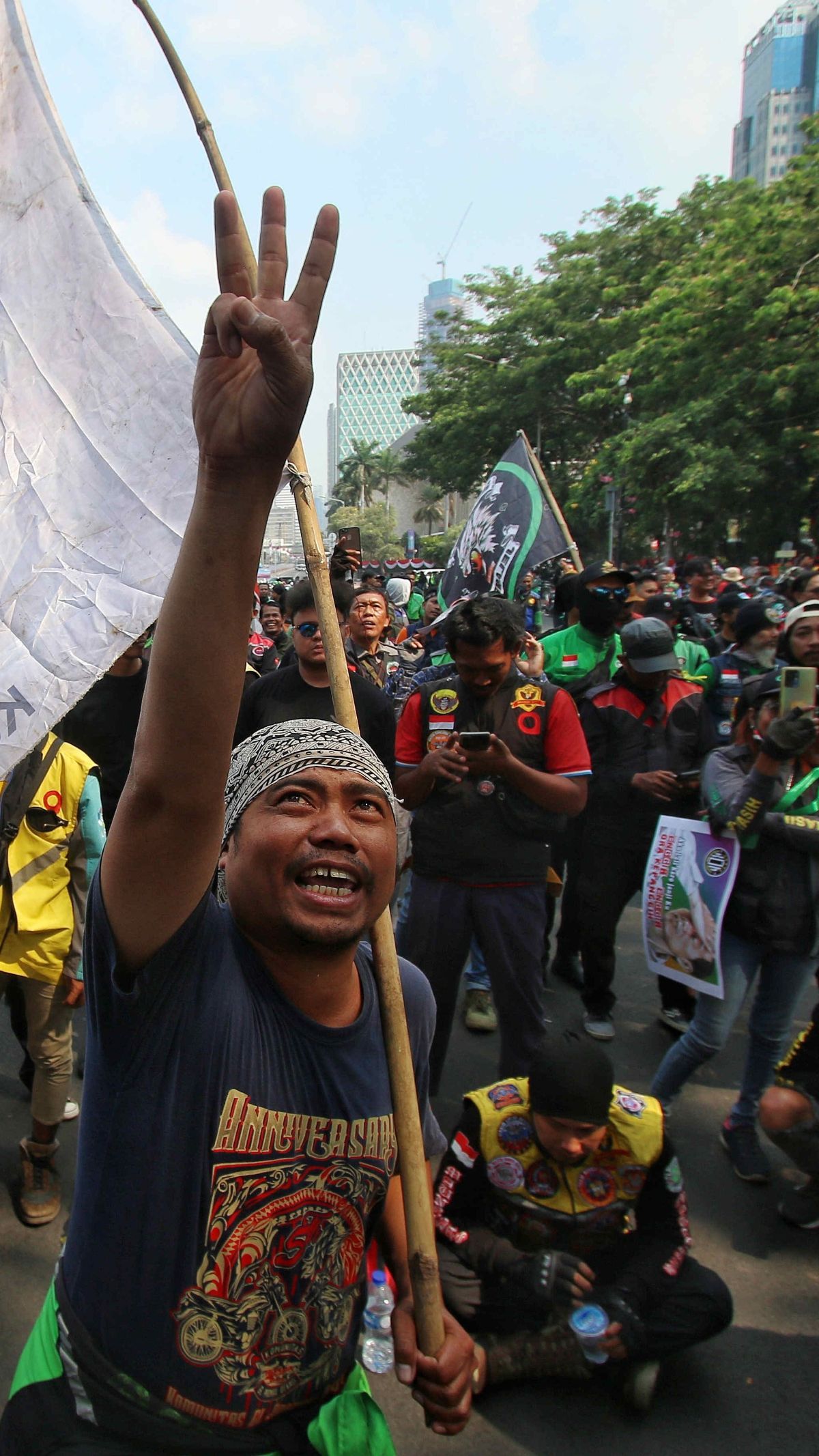 FOTO: Padati Jalan Medan Merdeka Barat, Massa Ojek Online se-Jabodetabek Menagih Janji Pemerintah di Depan Patung Kuda