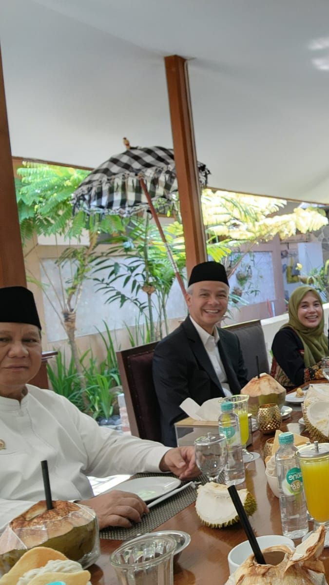 Momen Jokowi Persatukan Prabowo dan Ganjar di Atas Meja Makan