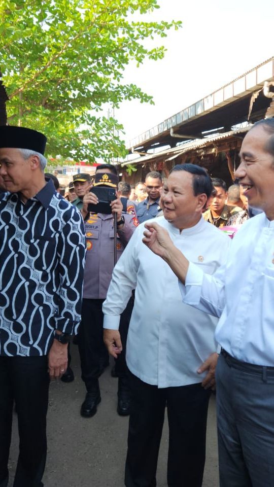 Ketika Jokowi Tunjuk-Tunjuk Ganjar di Depan Prabowo, Warga Teriak 'Presiden’