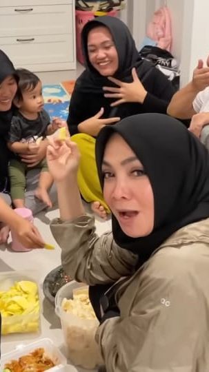 Padahal 'Nyonya Besar' Rieta Amalia Lesehan di Dapur Makan Rujak Bareng Para ART, Sikapnya jadi Perbincangan