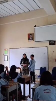 Viral Momen Murid Pindah Sekolah Ditangisi Teman Sekelas, Kisah di Baliknya Bikin Haru