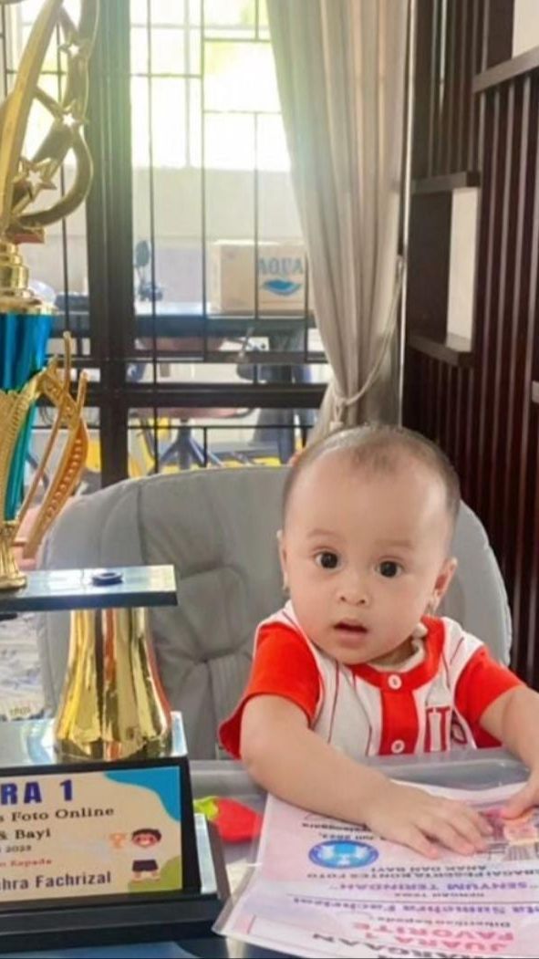 Potret Cantik dan Menggemaskan Baby Razeta Keponakan Ayu Ting Ting  Juara 1 Kontes Foto