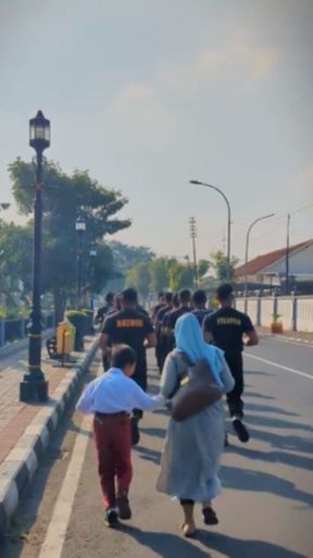 Pergi ke Sekolah Jalan Kaki, Aksi Ibu dan Anak Lari Bareng Anggota Polisi Ini Curi Perhatian