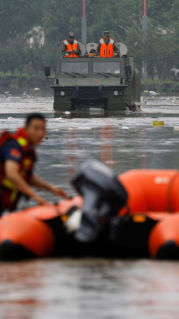 FOTO: Tentara China Diterjunkan untuk Evakuasi Korban Banjir Parah di Beijing